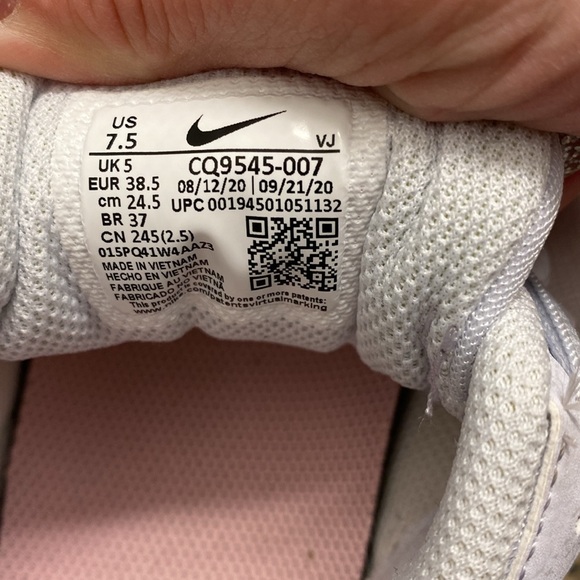 Nike gym shoes size 7.5 - Picture 7 of 7